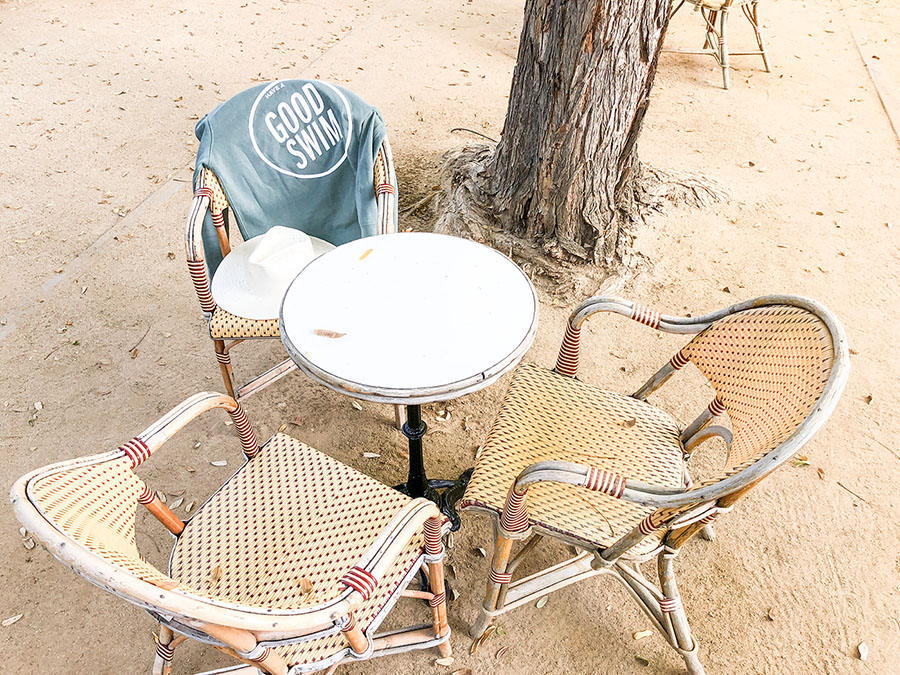 Good Swim crewneck table and chairs